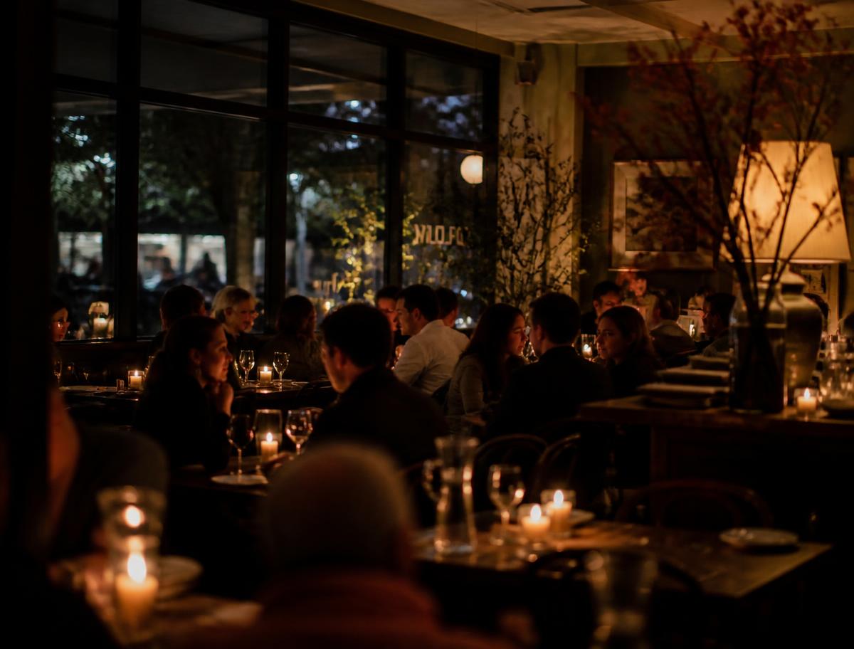 Avondsfeer in het restaurant met gasten en kaarsen